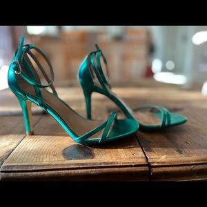 Emerald green heels size 6 1/2!💚
